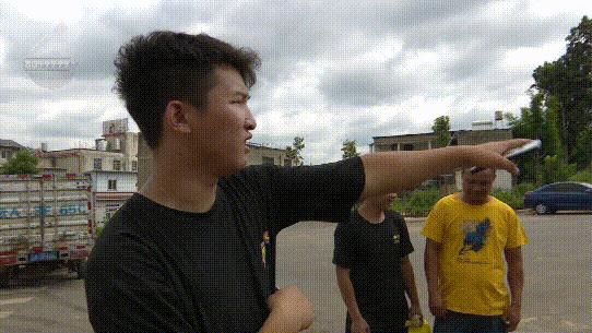 DƬ